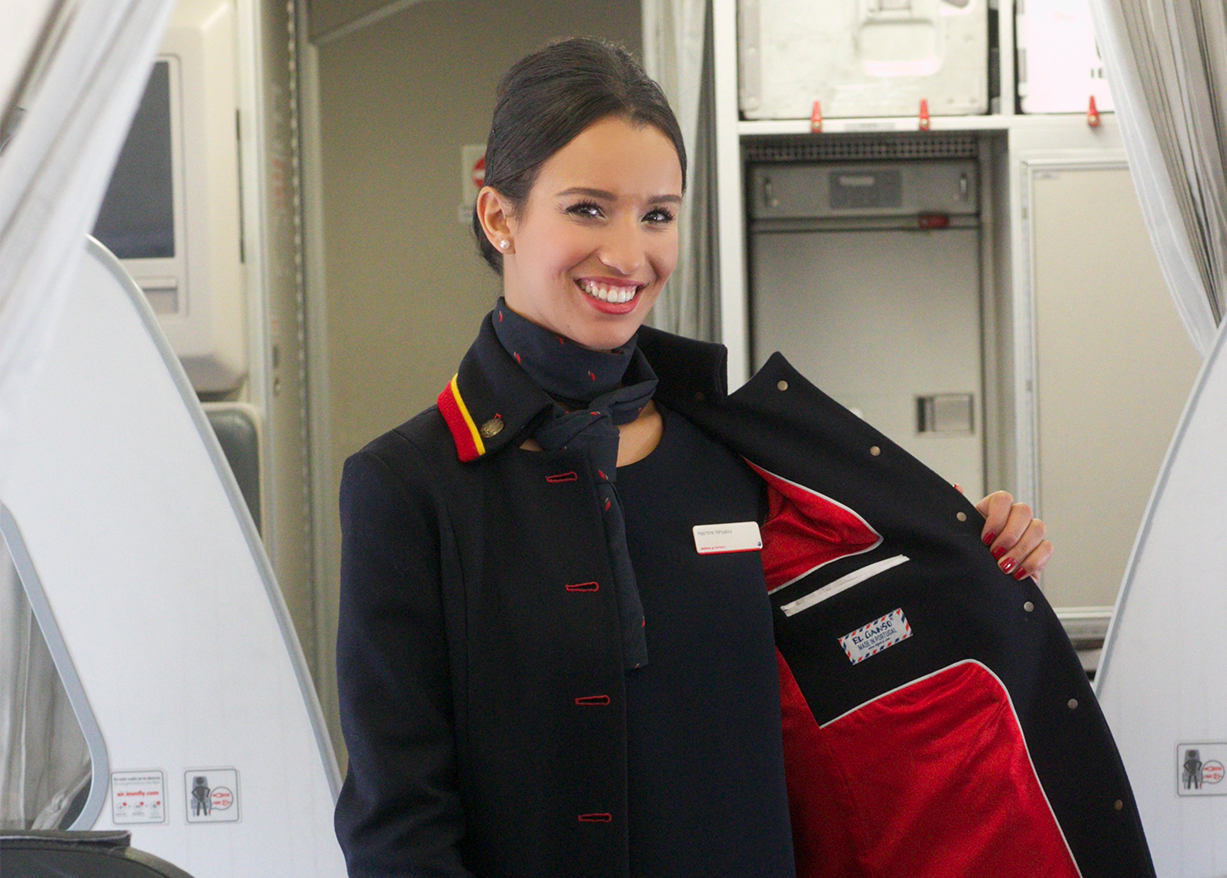 Día del Maestro dramático construir Iberia Express estrena nuevos uniformes